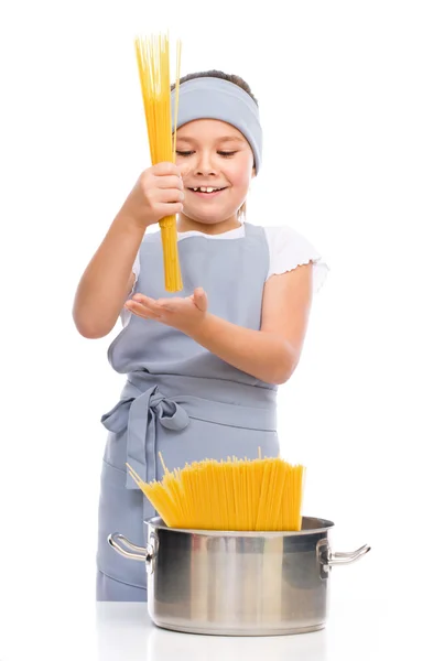 Mooi meisje voorbereiding spaghetti — Stockfoto