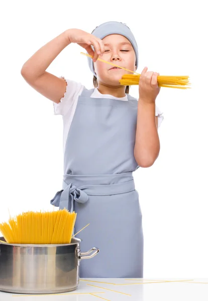 Mooi meisje voorbereiding spaghetti — Stockfoto