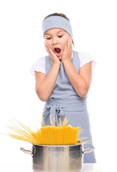 Mooi meisje voorbereiding spaghetti — Stockfoto