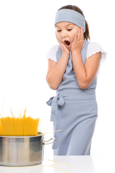 Bella ragazza che prepara gli spaghetti — Foto Stock