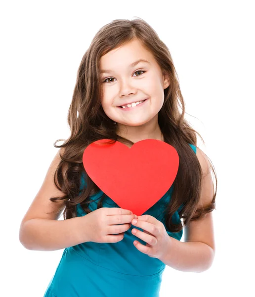 Счастье - улыбающаяся девушка с красным сердцем — стоковое фото