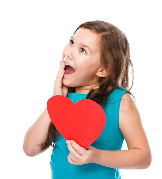 Felicidade - menina sorridente com coração vermelho — Fotografia de Stock