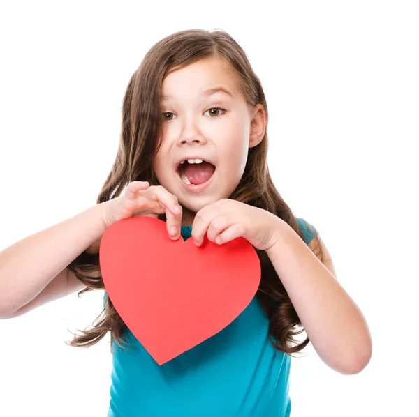 Felicidade - menina sorridente com coração vermelho — Fotografia de Stock