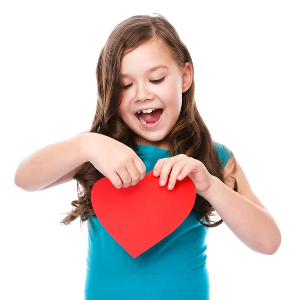 Felicidade - menina sorridente com coração vermelho — Fotografia de Stock