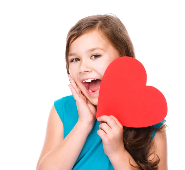 Felicidade - menina sorridente com coração vermelho — Fotografia de Stock