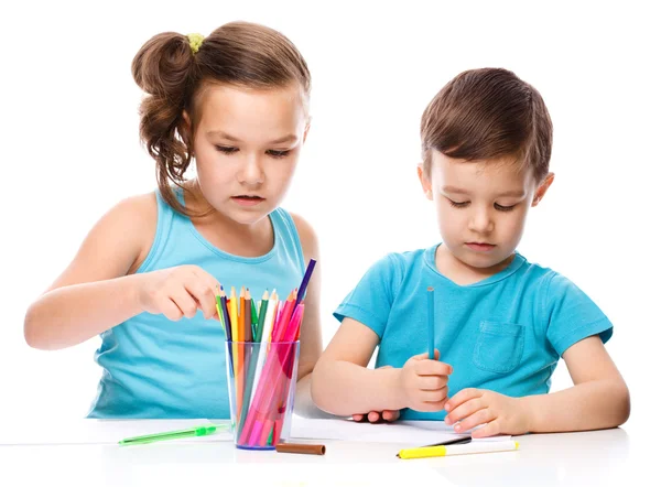Маленькие дети рисуют на белой бумаге — стоковое фото