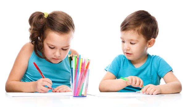 Schattige kinderen loopt op wit papier — Stockfoto