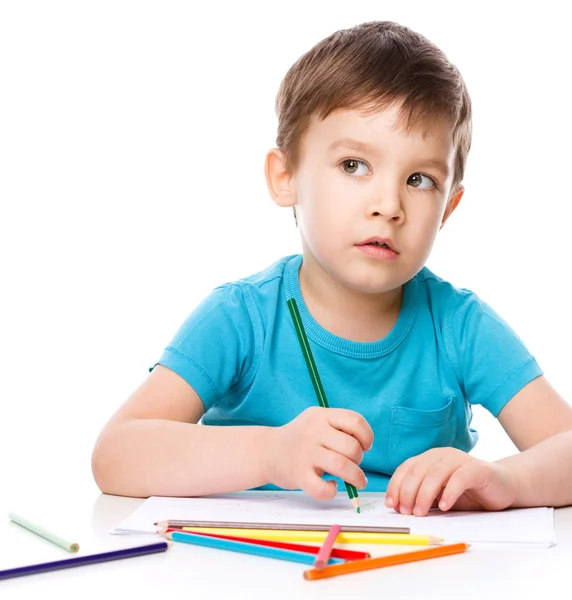 Милый мальчик рисует цветными карандашами — стоковое фото