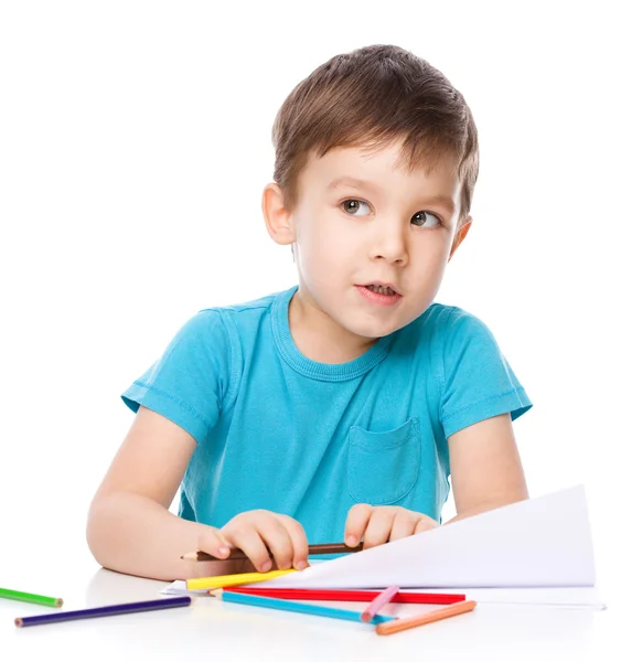 Mignon garçon est dessin à l'aide de crayons de couleur — Photo