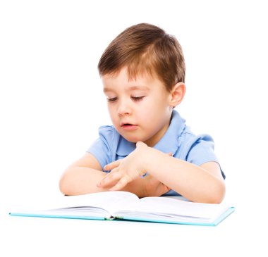 kitap ile küçük çocuk oyun