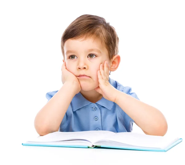 Petit enfant jouer avec le livre — Photo