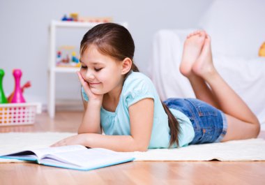 küçük kız bir kitap okuma