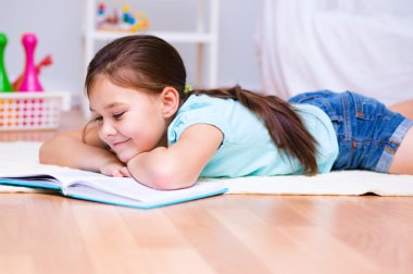 küçük kız bir kitap okuma