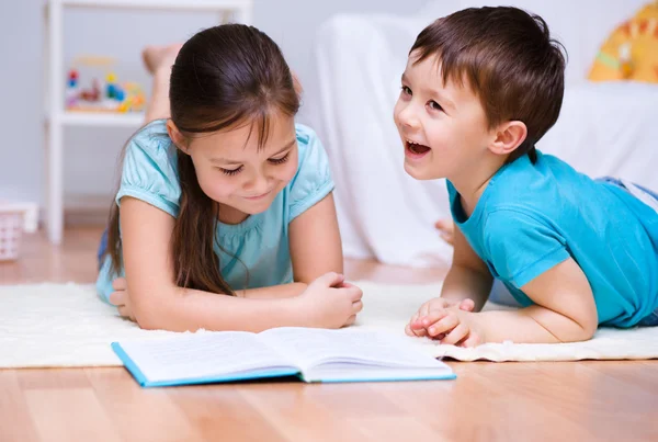 Niños está leyendo libro —  Fotos de Stock