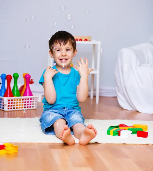 少年はビルディング ブロックで遊んでいます。 — ストック写真