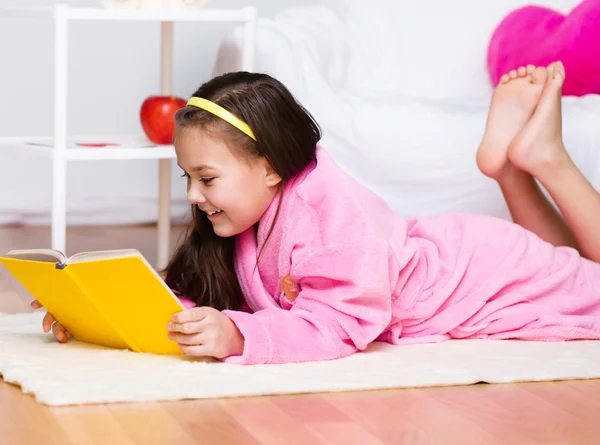 Little girl is reading a book — Stock Photo, Image