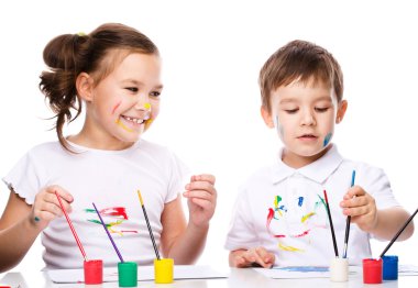 şirin bir çocuk ve boyalar ile oynayan kız