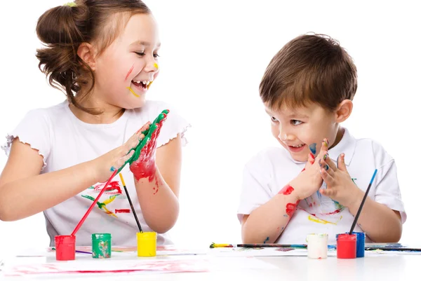 Roztomilý chlapec a dívka si hraje s barvami — Stock fotografie