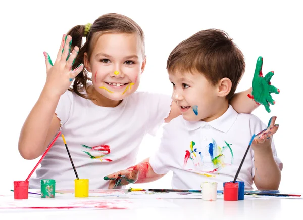 Mignon garçon et fille jouer avec des peintures — Photo