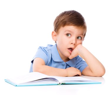 kitap ile küçük çocuk oyun