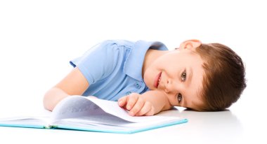 kitap ile küçük çocuk oyun