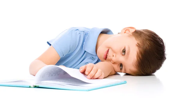 Niño pequeño jugar con el libro —  Fotos de Stock