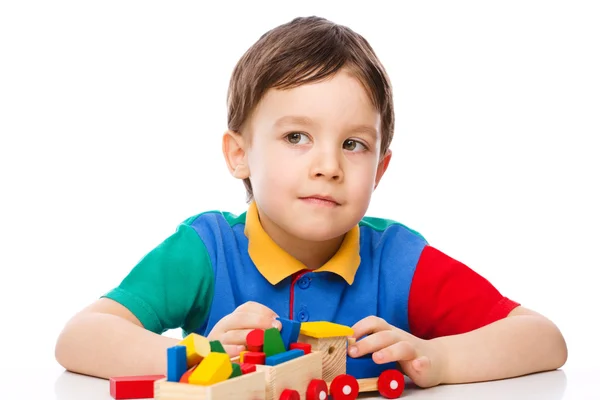 Chico está jugando con bloques de construcción —  Fotos de Stock