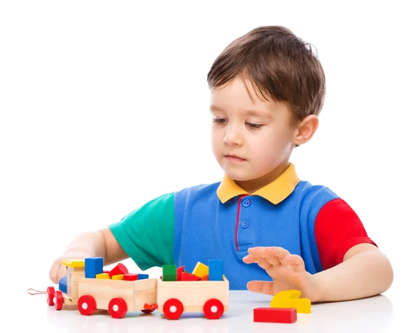 Chico está jugando con bloques de construcción — Foto de Stock