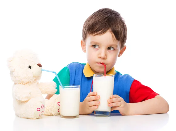 Netter kleiner Junge mit einem Glas Milch — Stockfoto