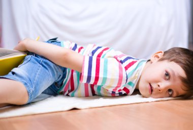 Çocuk kitap okuyor.