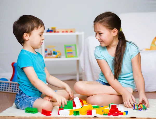 Garçon et fille jouer avec des jouets — Photo