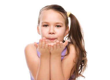 Sevimli kız bir öpücük esiyor