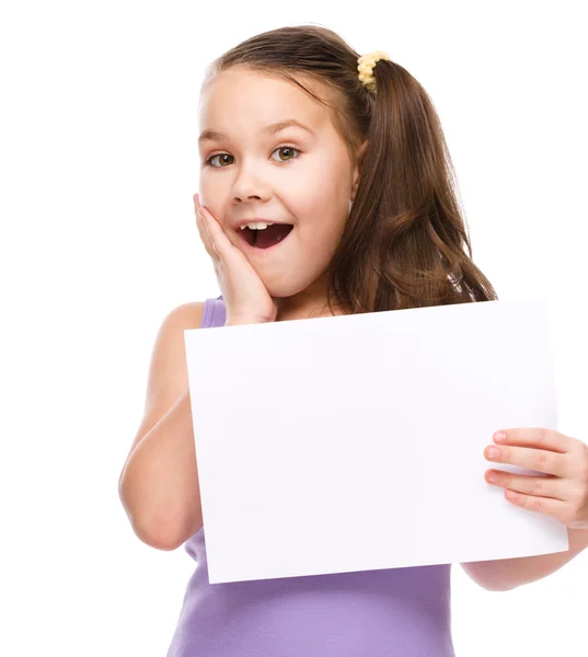 Mädchen hält leeres Banner in der Hand — Stockfoto