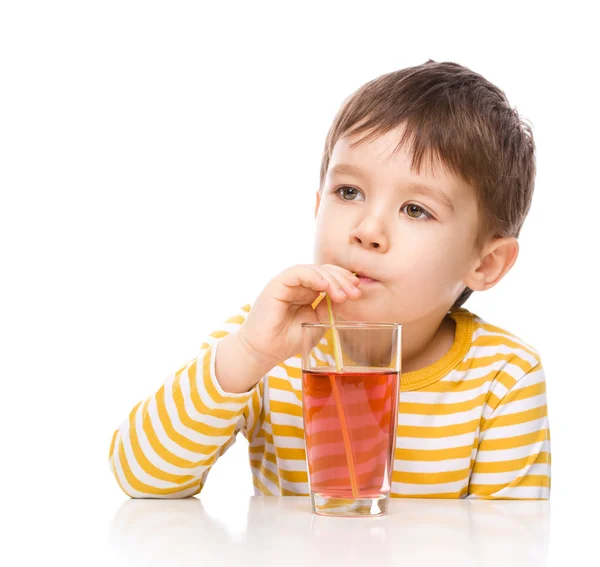 小男孩与杯苹果汁 — 图库照片
