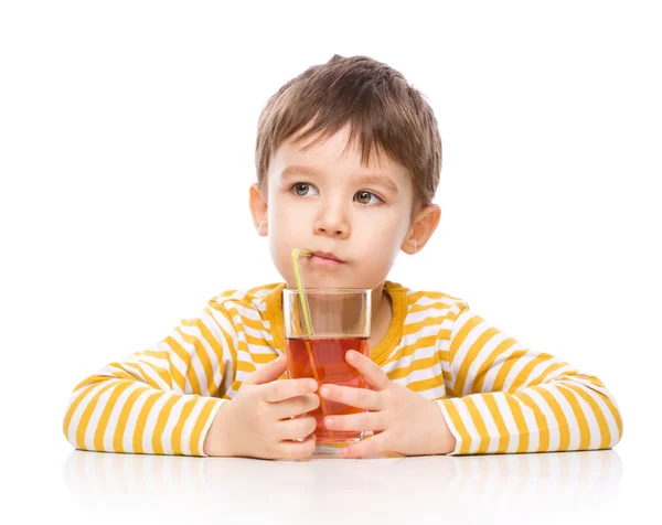 Liten pojke med glas äppeljuice — Stockfoto