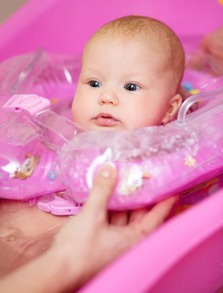 Niedliche Baby-Mädchen genießen Bad — Stockfoto