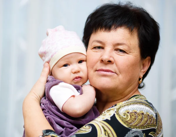 Grand-mère tient l'enfant — Photo