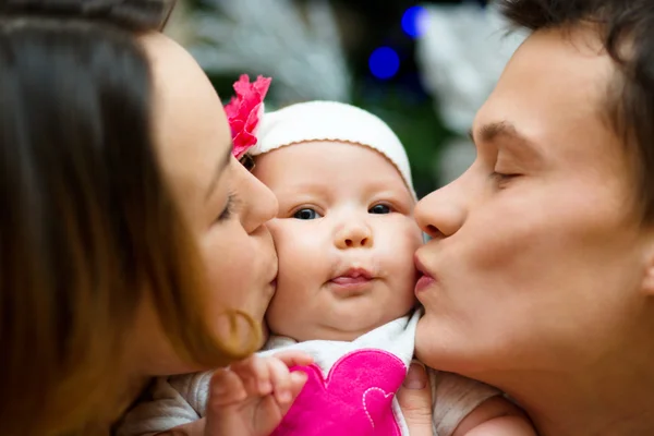 Vanhemmat suudella vauva — kuvapankkivalokuva