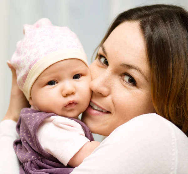 Mamma håller barnet — Stockfoto