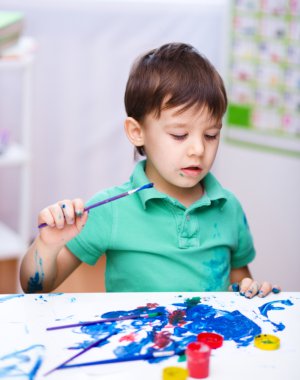 küçük çocuk boyalar ile oynuyor