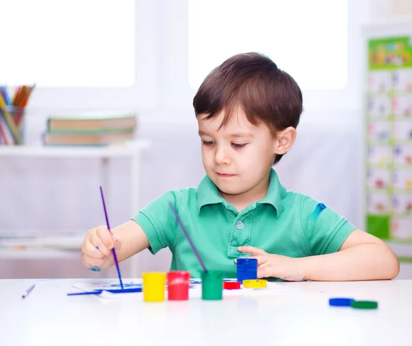 Kleine jongen speelt met verf — Stockfoto