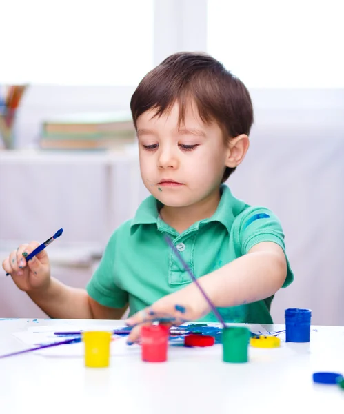 Kleine jongen speelt met verf — Stockfoto