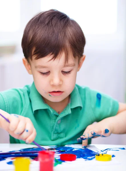 Menino está brincando com tintas — Fotografia de Stock