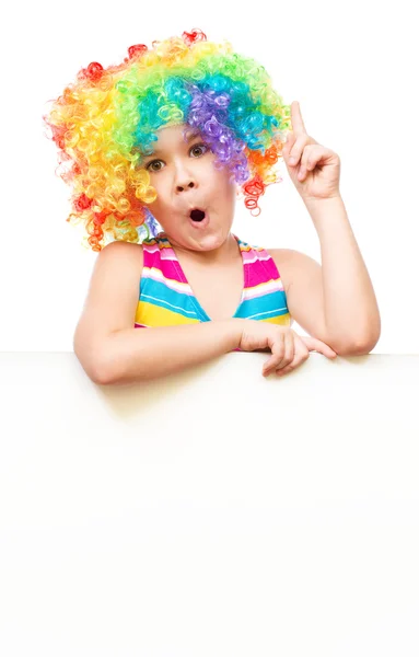 Fille en clown tient bannière vierge — Photo