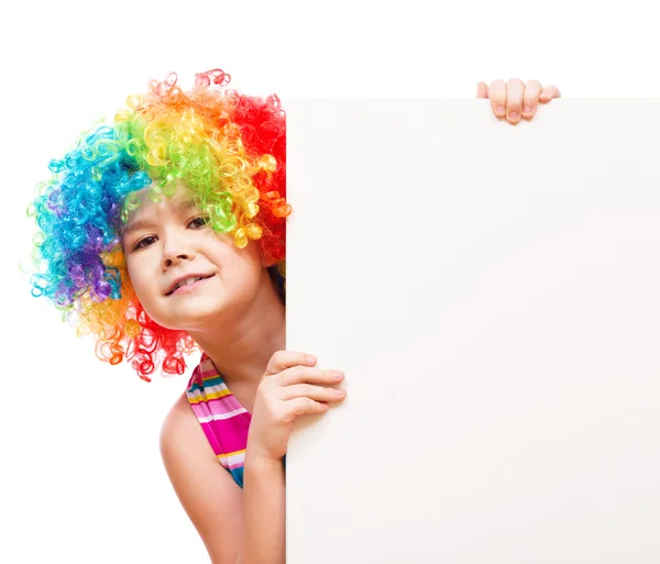 Mädchen im Clown hält leeres Transparent — Stockfoto
