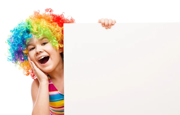 Mädchen im Clown hält leeres Transparent — Stockfoto