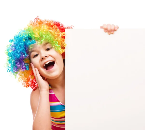 Chica en payaso está sosteniendo banner en blanco — Foto de Stock