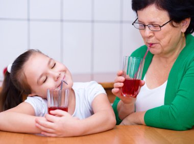 Büyükannesi ona torun İçecek suyu ile