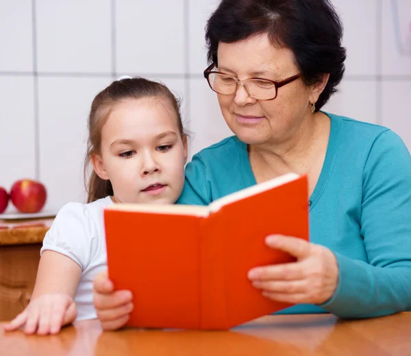 Babička s vnučkou čte knihu — Stock fotografie