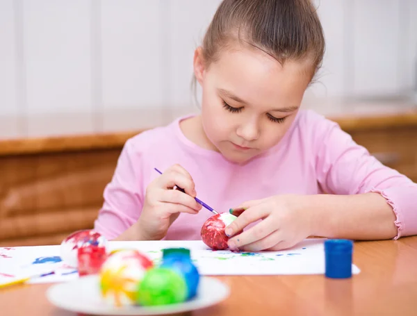 Girl are coloring eggs — Stock Photo, Image